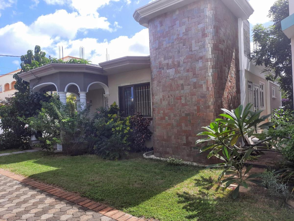Cardamon Villa Is A 2 Bedroom With 1 Bathroom And Seperate Toilet Detached House With Ac And Swimming Pool , 5 Minutes Walk From Flic En Flac Public Beach المظهر الخارجي الصورة