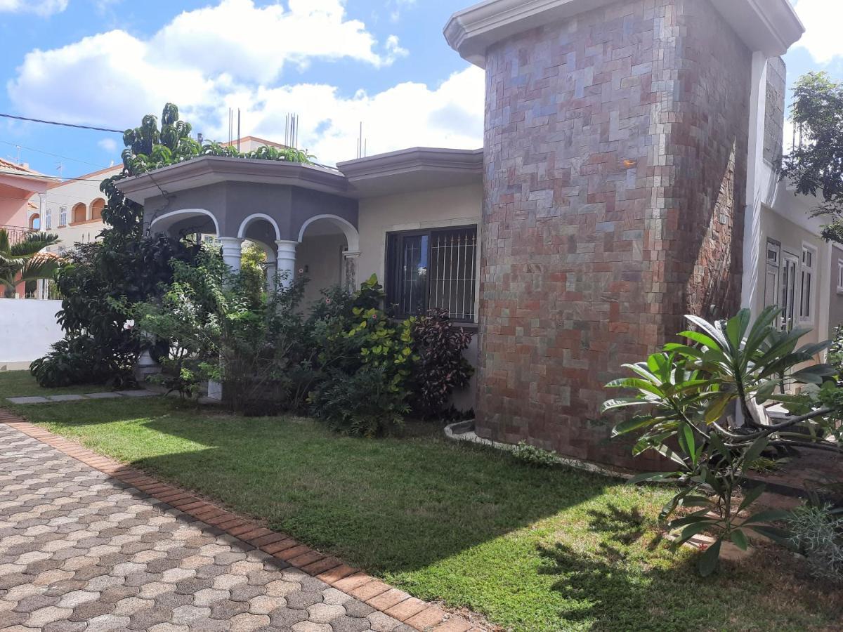 Cardamon Villa Is A 2 Bedroom With 1 Bathroom And Seperate Toilet Detached House With Ac And Swimming Pool , 5 Minutes Walk From Flic En Flac Public Beach المظهر الخارجي الصورة