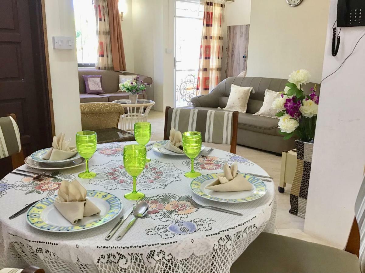 Cardamon Villa Is A 2 Bedroom With 1 Bathroom And Seperate Toilet Detached House With Ac And Swimming Pool , 5 Minutes Walk From Flic En Flac Public Beach المظهر الخارجي الصورة