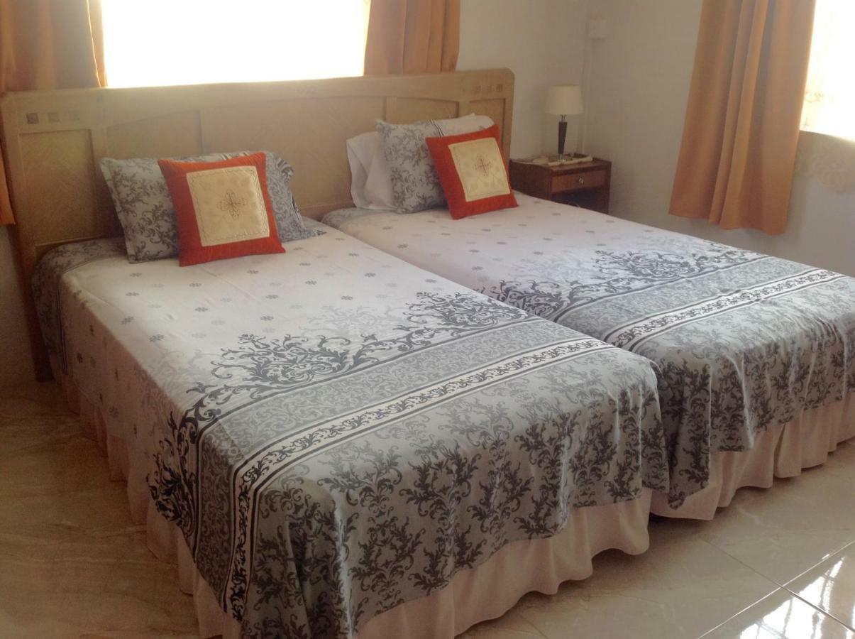 Cardamon Villa Is A 2 Bedroom With 1 Bathroom And Seperate Toilet Detached House With Ac And Swimming Pool , 5 Minutes Walk From Flic En Flac Public Beach المظهر الخارجي الصورة